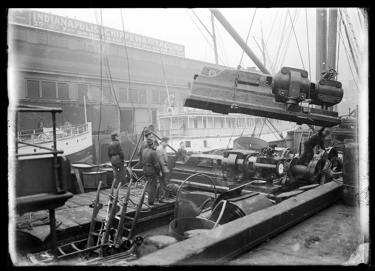 File photo: Historic file photograph showing steamships and cargo-loading equipment at Seattle’s Colman Dock. Illustrative context; not a photograph of the reported event.